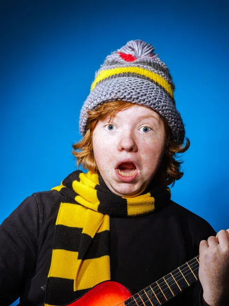 Expressive adolescent garçon habillé en chapeau coloré portrait en gros plan — Photo