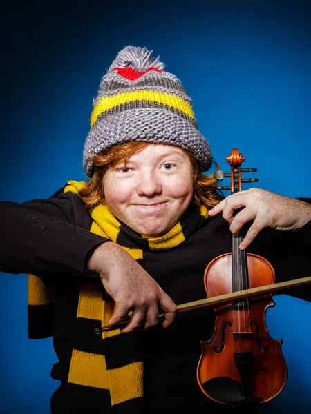 Red-haired expressive teenage boy playing violin, funny concept — Stock Photo, Image