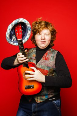 Kırmızı saç komik genç çocuk küçük gitar çalmak