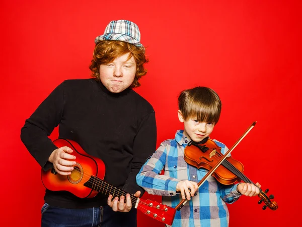 Zwei lustige rothaarige Brüder, die Musik machen — Stockfoto