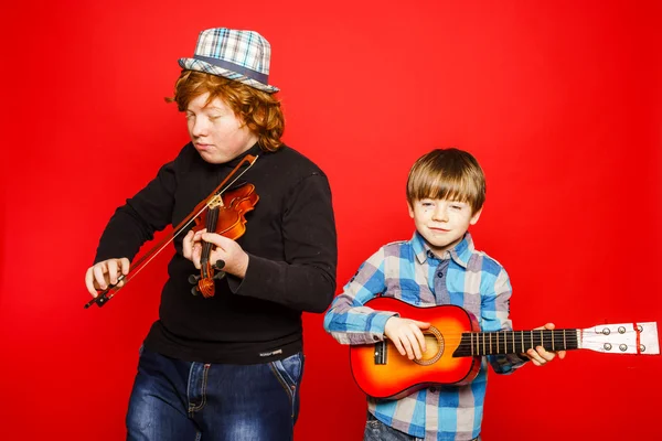 Dois engraçados irmãos ruivos tocando música — Fotografia de Stock