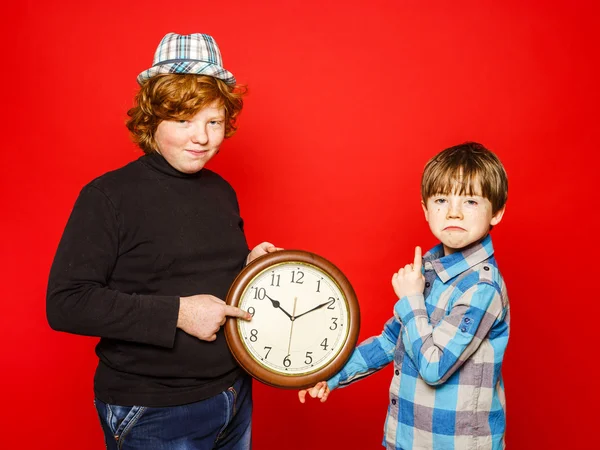 Twee rode-haar broers poseren met grote klok — Stockfoto