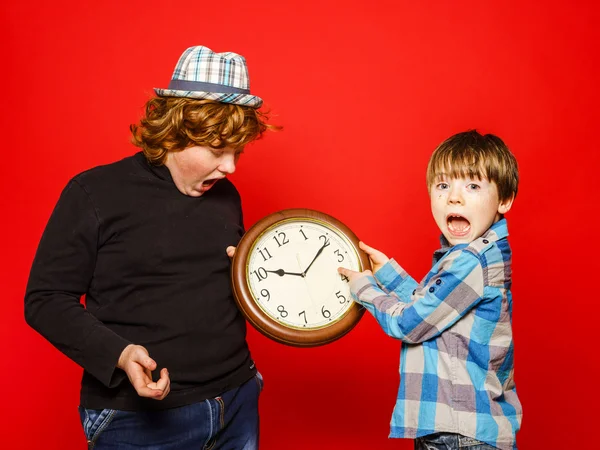 Δύο αδέλφια κόκκινη τρίχα που ποζάρει με μεγάλο ρολόι — Φωτογραφία Αρχείου
