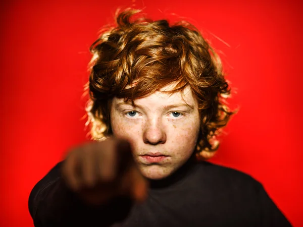 Expresivní zrzavý dospívající chlapec ukazovat emoce ve studiu — Stock fotografie