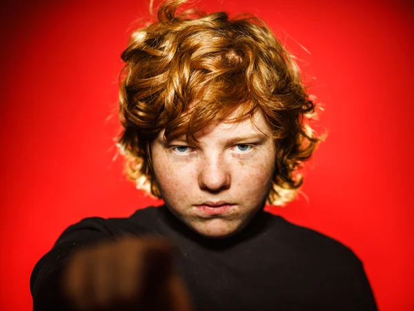 Espressivo ragazzo dai capelli rossi che mostra emozioni in studio — Foto Stock