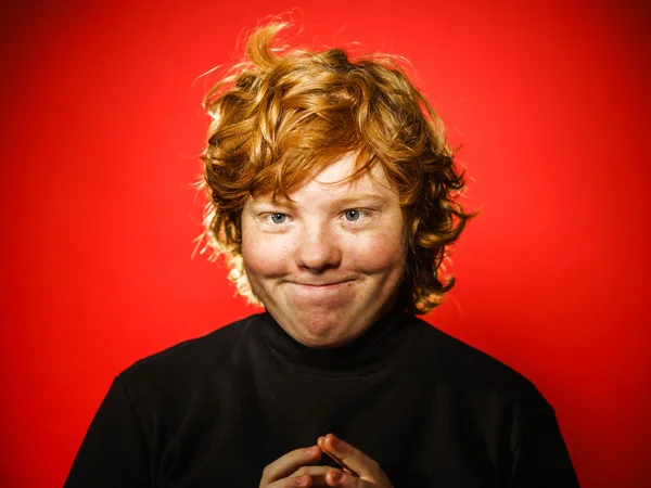 Espressivo ragazzo dai capelli rossi che mostra emozioni in studio — Foto Stock