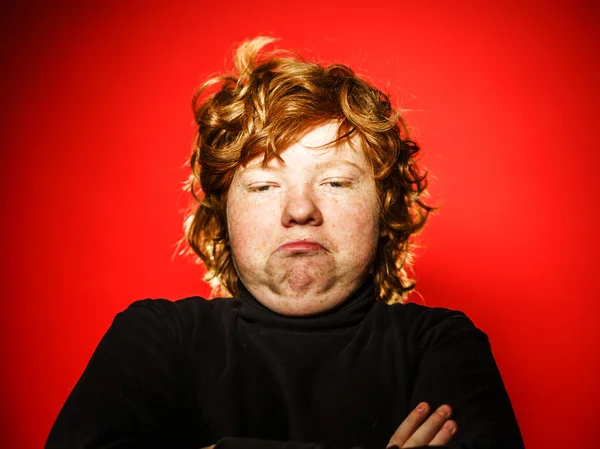 Uttrycksfulla rödhårig tonårspojke visar känslor i studio — Stockfoto