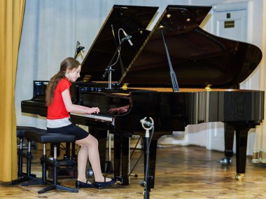 Genç kız oyun kuyruklu piyano