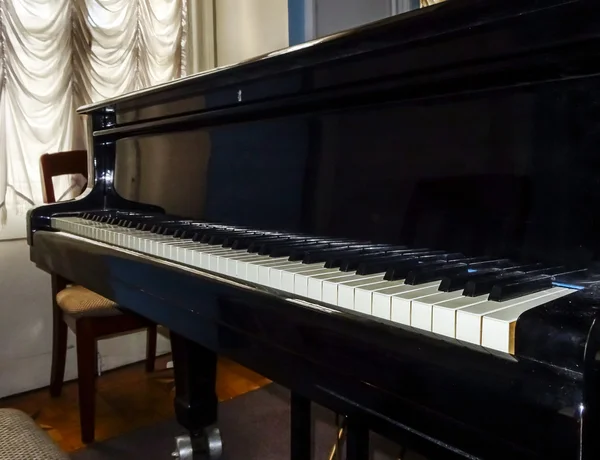 Grand piano waiting for children — Stock Photo, Image