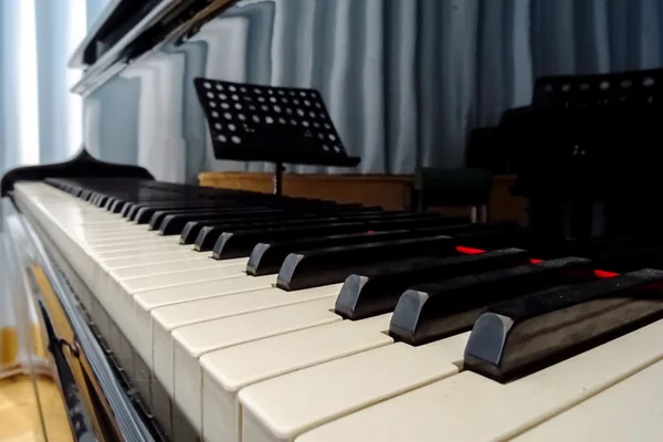 Grand piano waiting for children — Stock Photo, Image