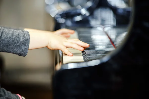 Linda niña tocando el piano de cola — Foto de Stock