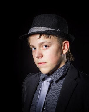 Güçlü takım elbise giymiş duygusal genç çocuk