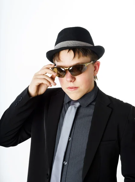 Expresivní dospívající chlapec, oblečený v obleku — Stock fotografie