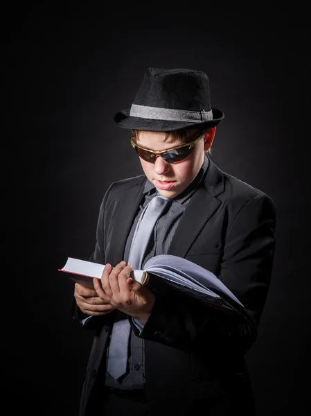 Sérieusement adolescent garçon habillé en costume livre de lecture — Photo