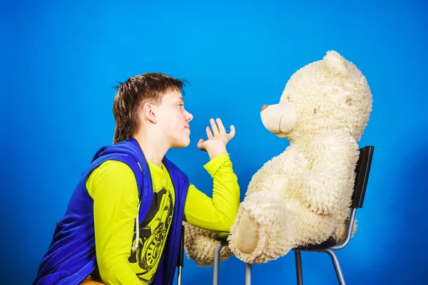 Adolescente ragazzo con il suo vecchio giocattolo orsacchiotto — Foto Stock