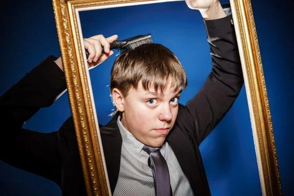 Adolescente menino posando com quadro de imagem — Fotografia de Stock