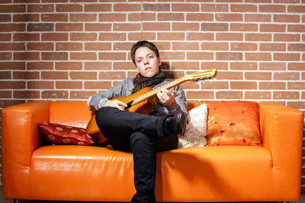 Giovane musicista adolescente posa con la chitarra — Foto Stock