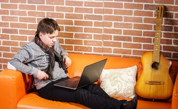 Teenage boy working on laptop. Concentration and composure. — Stock Photo, Image