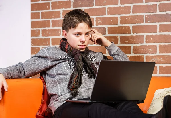 Teenage boy working on laptop. Concentration and composure. — Stock Photo, Image