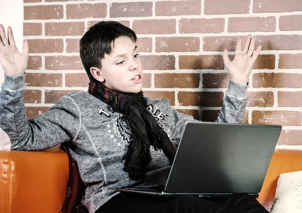 Dizüstü bilgisayarda çalışan bir genç çocuk. Konsantrasyon ve dinginlik. — Stok fotoğraf