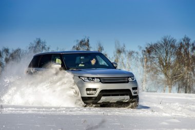 Kar sahada çalışan güçlü 4 x 4 offroader araba