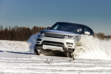 Kar sahada çalışan güçlü 4 x 4 offroader araba