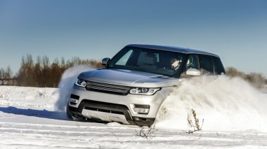 Kar sahada çalışan güçlü 4 x 4 offroader araba