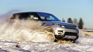 Kar sahada çalışan güçlü 4 x 4 offroader araba