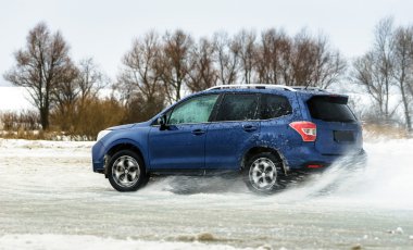 Göl buz tarafından sürgülü güçlü offroader araba