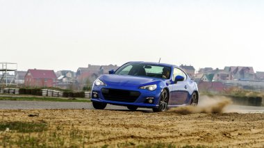 Güçlü araba yarış yol. Hareket yakalama.