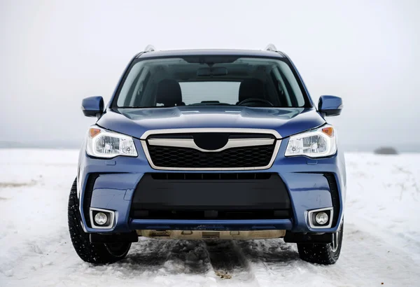 Powerful offroader car view on winter background — Stock Photo, Image