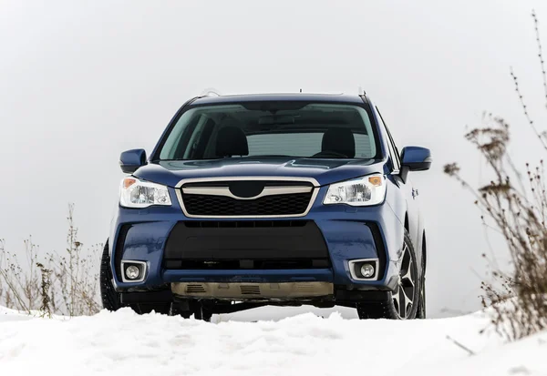 Potente vista del coche offroader en el fondo de invierno —  Fotos de Stock