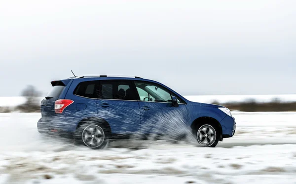 Potente coche todoterreno deslizándose por el hielo del lago —  Fotos de Stock