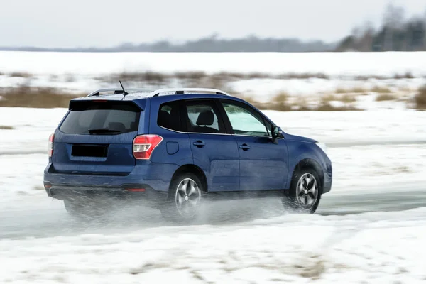 Potente coche todoterreno deslizándose por el hielo del lago — Foto de Stock