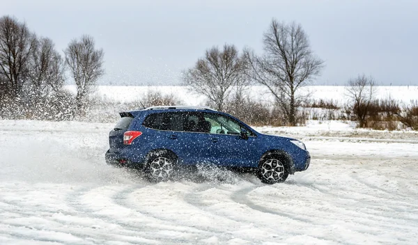 Potente coche todoterreno deslizándose por el hielo del lago — Foto de Stock