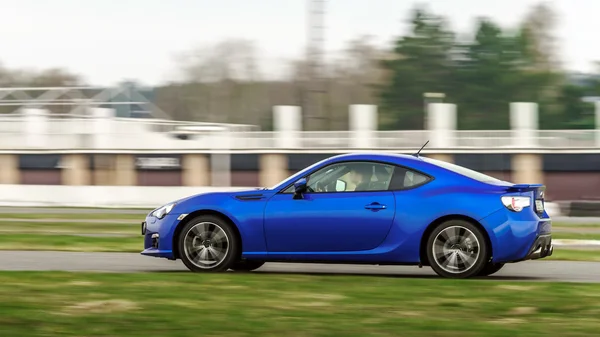 Carro poderoso no caminho da corrida. Captura de movimento . — Fotografia de Stock