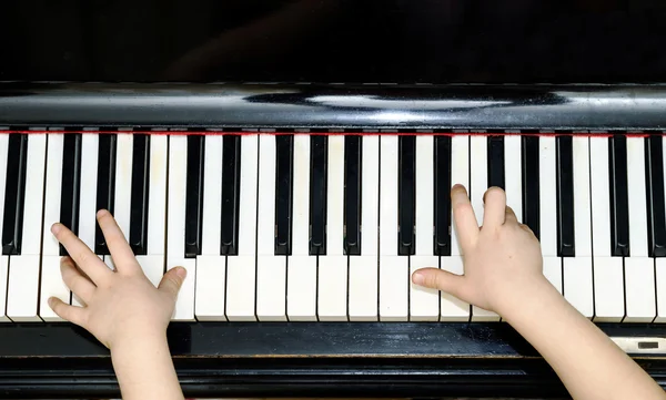 Fille mains et piano clavier vue rapprochée — Photo