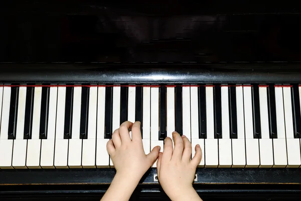 Flickans händer och piano keyboard närbild Visa — Stockfoto