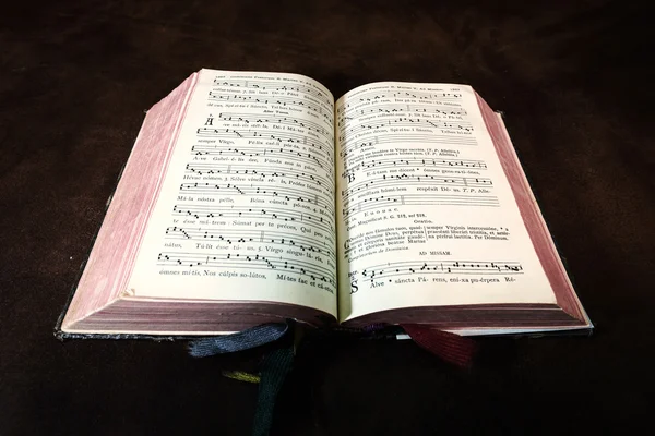 Livre de psaume vintage avec des notes de chant chœur — Photo