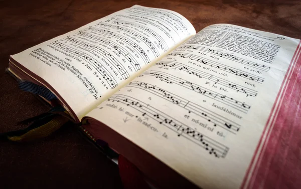 Vintage Mezmurlar kitabı ile koro şarkı notları — Stok fotoğraf