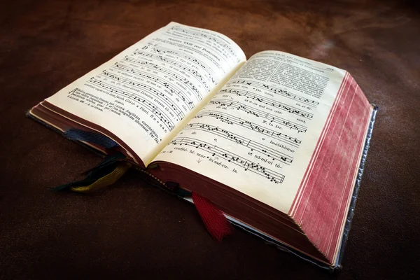 Livre de psaume vintage avec des notes de chant chœur — Photo