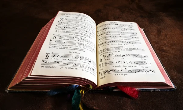 Vintage psalm book with chorus singing notes — Stock Photo, Image