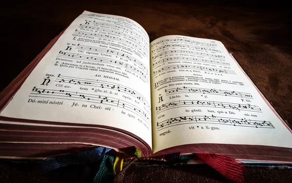 Rocznika Psalmu książki z nutami śpiew chóru — Zdjęcie stockowe