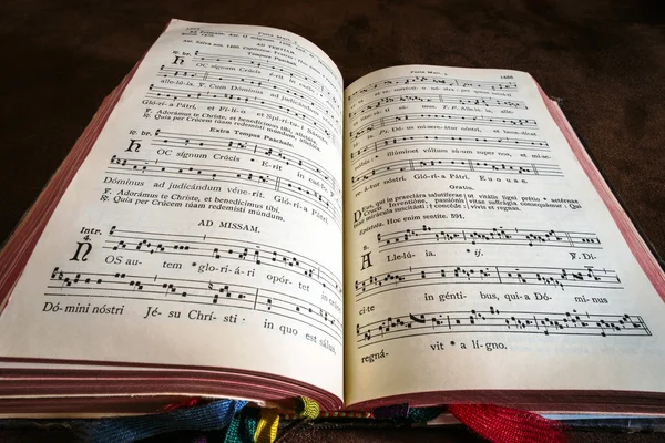 Vintage psalm book with chorus singing notes — Stock Photo, Image