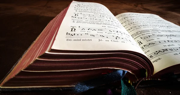 Livre de psaume vintage avec des notes de chant chœur — Photo