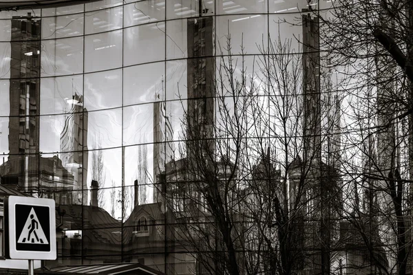 反映在镜子墙上的新建筑的旧城 — 图库照片