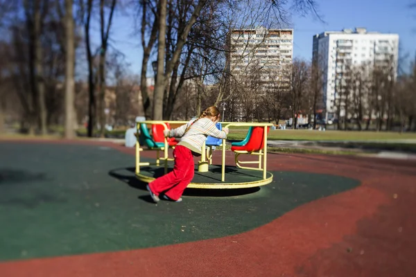 Söt liten flicka spelar på barn lekplats — Stockfoto
