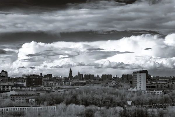 Moskva leteckého infračerveného panorama v bouřlivé počasí — Stock fotografie