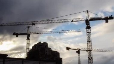 Vinç ve bina inşaat alanı gökyüzü timelapse 4k