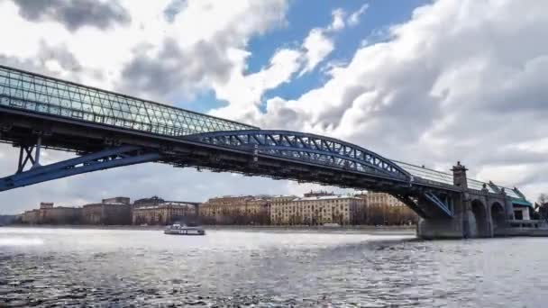 Moszkva-folyó, a viharos időjárás timelapse nagy gyalogos híd — Stock videók